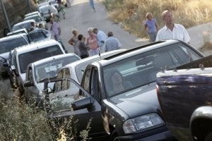 Algunos vecinos de la urbanización Montecorona de Ador llegaron a dormir en coches mientras esperaban la autorización de poder regresar a sus viviendas . ::
JUANTXO RIBES