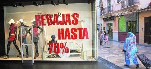 Los establecimientos de la Safor ya lucían ayer en sus escaparates los letreros anunciando las rebajas de verano. ::                             JUANTXO RIBES