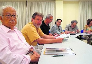 El profesor Aparicio, segundo por la izquierda, en una edición del Aula de Humanidades en Gandia. ::
LP