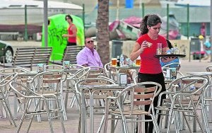 Una camarera trabajando en una terraza de la playa de Gandia. ::
JUANTXO RIBES