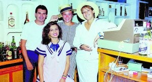 Camareras disfrazadas para una fiesta en la discoteca. / LP