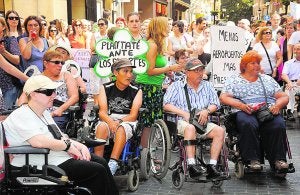 Los manifestantes, concentrados frente a la sede del Consell en Castellón. ::
M .NEBOT