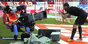 Dani Alves celebra un gol en el Calderón ante una cámara de televisión. ::
SERGIO PÉREZ/REUTERS