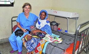 Profesionales de Alzira enseñan cómo afrontar un parto en Tanzania