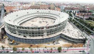 Aspecto que seguirá presentando el solar del nuevo estadio, cuyas obras se paralizaron en febrero de 2009. / Irene Marsilla
