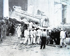 Imagen del accidente, con la locomotora en la calle. ::                             C.M.A.