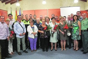 La alcaldesa, Ana María Soler, y ediles del ayuntamiento con los efectivos de seguridad. ::
LP