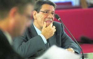 El diputado autonómico y exalcalde de Torrevieja, Hernández Mateo, ayer en el banquillo del TSJ valenciano. ::                             DAMIÁN TORRES