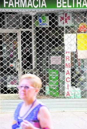 Una farmacia cerrada durante la anterior huelga de boticas en Castellón. ::
LP