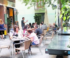 Una de las terrazas del barrio del Carmen. ::
IRENE MARSILLA