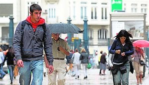 Ciudadanos en un día de lluvia en Valencia. / Jesús Signes