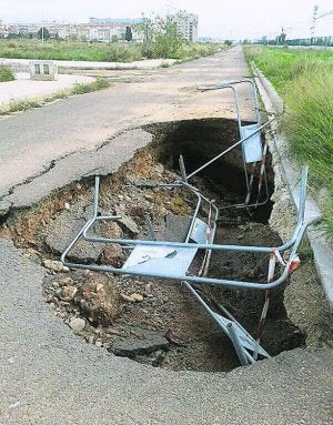 Paterna sigue con socavones y calles cortadas dos meses después del temporal