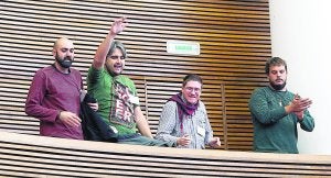 Los desalojados en el momento de la protesta en la tribuna de Les Corts. / Irene Marsilla