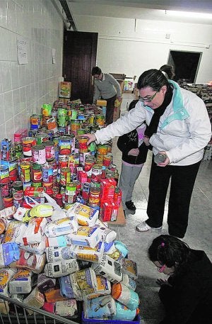 Recolecta de alimentos en una de las sedes de Cáritas. ::
LP