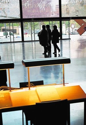 El hall del IVAM, una institución que no se integra en CulturArts. ::
TXEMA RODRÍGUEZ