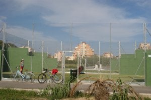 Pistas de pádel que están en el sector 12 de Tavernes de la Valldigna. ::
LP