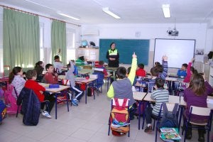 Alumnos de Tavernes en un taller de seguridad vial. ::
LP