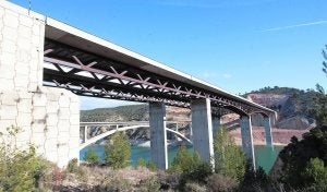 El daño estructural obliga a cambiar placas de acero en el viaducto de la A-3