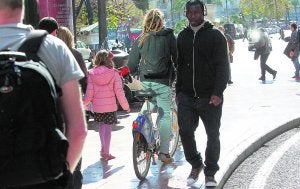 Un usuario de Valenbisi circula por la acera en una calle del centro, hace unos días. ::                         J. J. MONZÓ