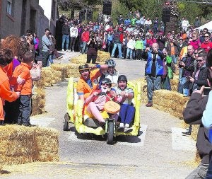 Unos jóvenes pilotan un vehículo en el concurso de autos locos de la falla la Dula. ::
KE FOTO