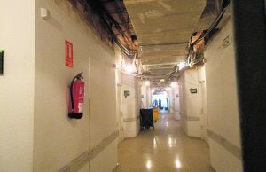 Pasillo de la cuarta planta del hospital de Gandia, donde se desprendió el falso techo de escayola. ::                             LP