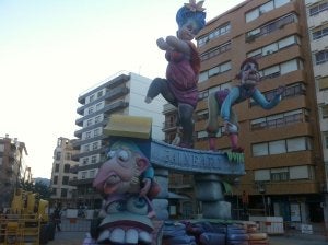 El aire tira un ninot del Passeig de Tavernes