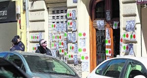 Fachada del domicilio del diputado, llena de carteles con su cara. ::                             JUANJO MONZÓ