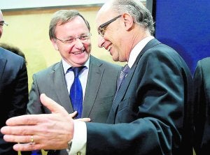 El conseller de Hacienda, Juan Carlos Moragues, con el ministro Montoro, ayer. ::                             EFE/JUANJO MARTIN