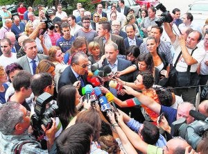 Carlos Fabra, rodeado de periodistas, en una imagen de archivo. ::                             PAU BELLIDO