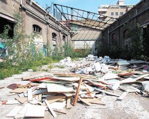 Un vertedero se adueña de unas naves protegidas del Grao