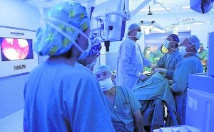 Los médicos reclaman a Sanidad operar más por la tarde para frenar la lista de espera