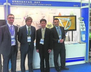 La delegación de Paterna con uno de los empresarios chinos. ::                             LP