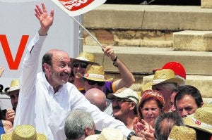 Alfredo Pérez Rubalcaba saluda a los asistentes al mitin y junto al escenario, cemento en las primeras filas. ::                             EFE/JUAN CARLOS CÁRDENAS