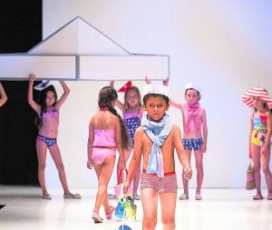 Desfile de moda infantil de verano en Feria Valencia. ::                             LP