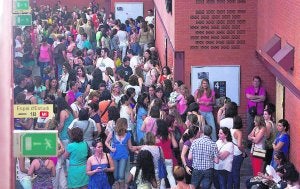 Aspirantes a una plaza de enfermería, ayer en los aularios del campus de Tarongers. ::                             DAMIÁN TORRES
