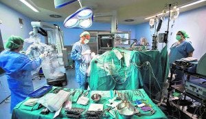 Los médicos realizan 50 operaciones extra al día para acabar con las esperas