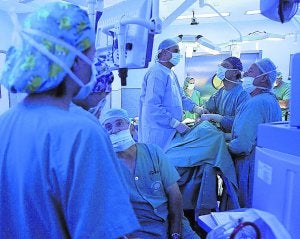 Sanidad notifica ya a los médicos que paraliza la jubilación forzosa