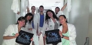 Cambio. Integrantes del grupo CIPF promocionan el certamen iGEM. ::                             LP