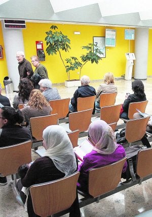 El ministerio de Sanidad tarda un año en regular la asistencia médica para 92.000 extranjeros