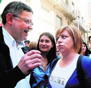 Puig, junto a Elena Valenciano, y Carmen Montón, dos diputadas con sobresueldo. ::                             EFE.