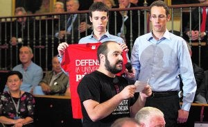 El representante de la plataforma durante la lectura del manifiesto, apoyado por otros dos estudiantes. ::                             DAMIÁN TORRES