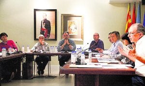 El edil del PP, Andrés Ferrer, Sergi Ferrús (centro) y Dora Martí (a la derecha) en un pleno cuando Ferrús era alcalde. ::                             TINO CALVO