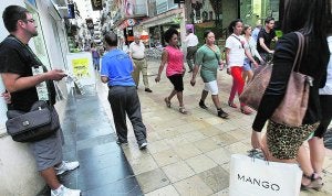 Decenas de personas caminan por la calle Mayor de Gandia. ::
J.RIBES