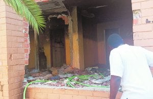 Vecinos de La Coma limpiarán y tapiarán un edificio abandonado por la Generalitat