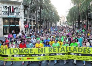 Cabecera de la multitudinaria manifestación que tomó el centro de Valencia durante la tarde. ::
IRENE MARSILLA
