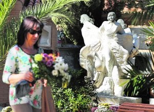 El monumento erigido en memoria de las niñas de Alcàsser en el cementerio de la localidad. ::                             JESÚS SIGNES