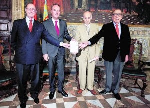 Jaime Lamo de Espinosa, Alberto Fabra, Santiago Grisolía y Ramón Tamames, ayer en el Palau. ::                             EFE