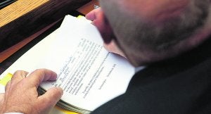 El popular Mariano Castejón firma ayer la petición de indulto para su excompañero Pedro Hernández Mateo. ::                             TXEMA RODRÍGUEZ