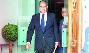 Francisco Camps, a la salida de la sede del Consell Jurídic Consultiu. ::                             KAI FÖRSTERLING/EFE