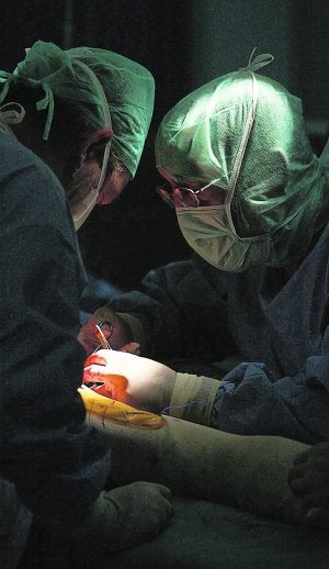 Sanidad ha derivado más de 2.600 operaciones a clínicas privadas para reducir esperas